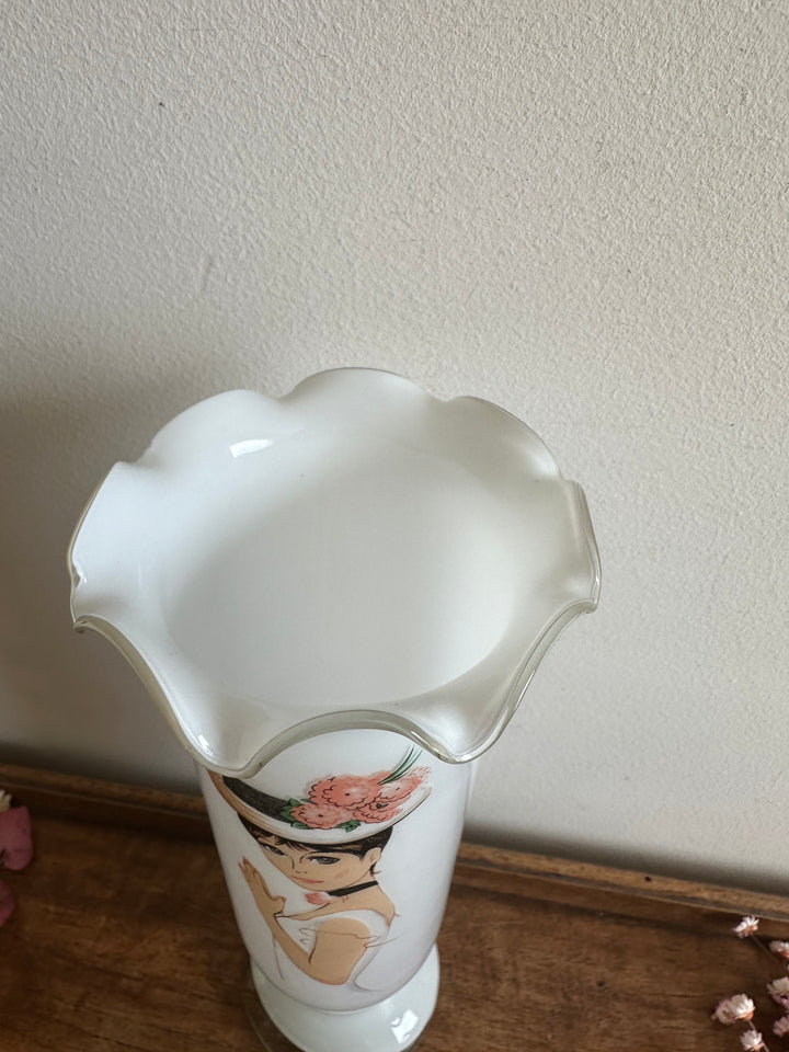 Vase en opaline blanche jeune femme années 50