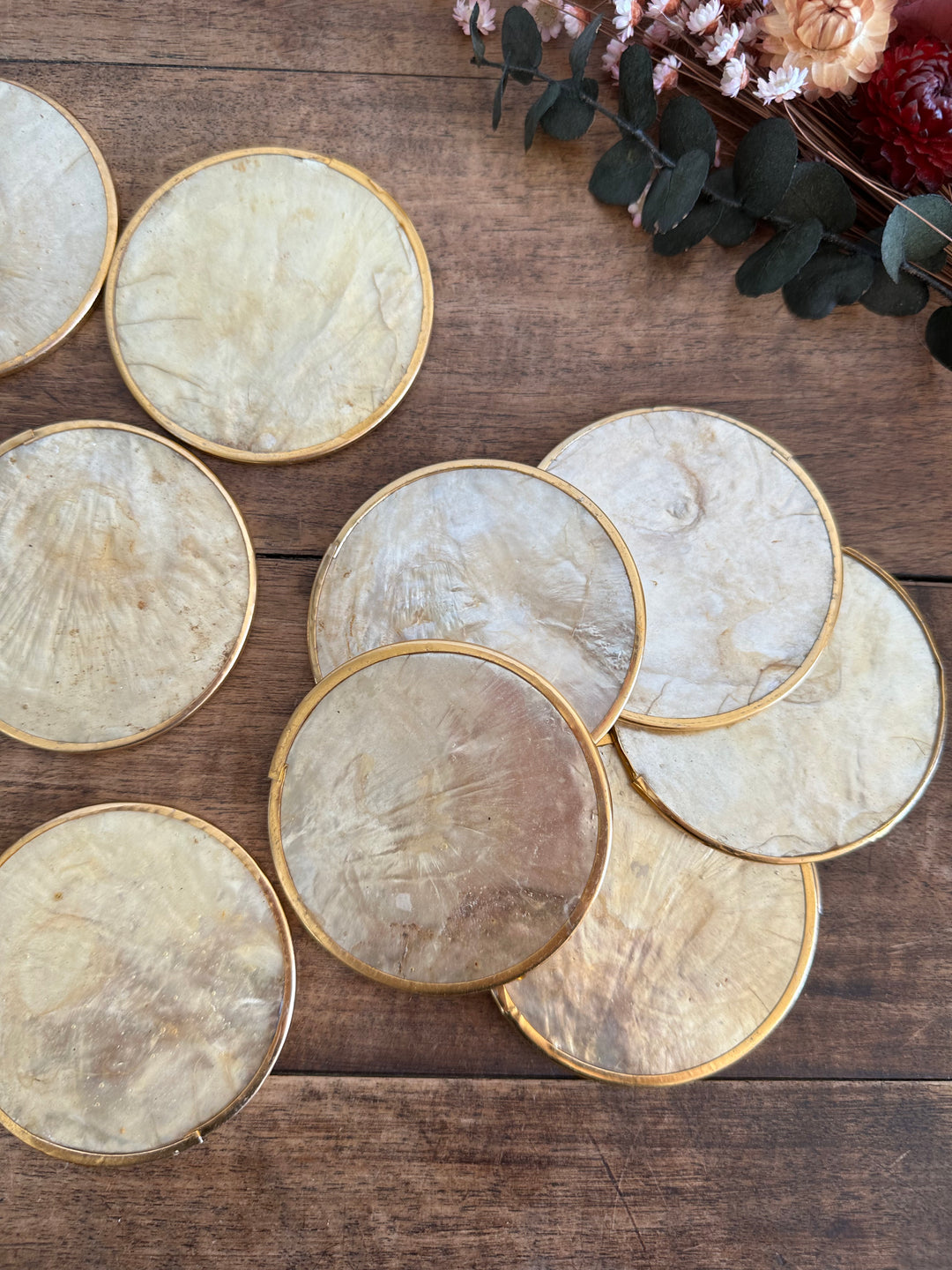 Sous-verres en nacre et liège cerclés de laiton