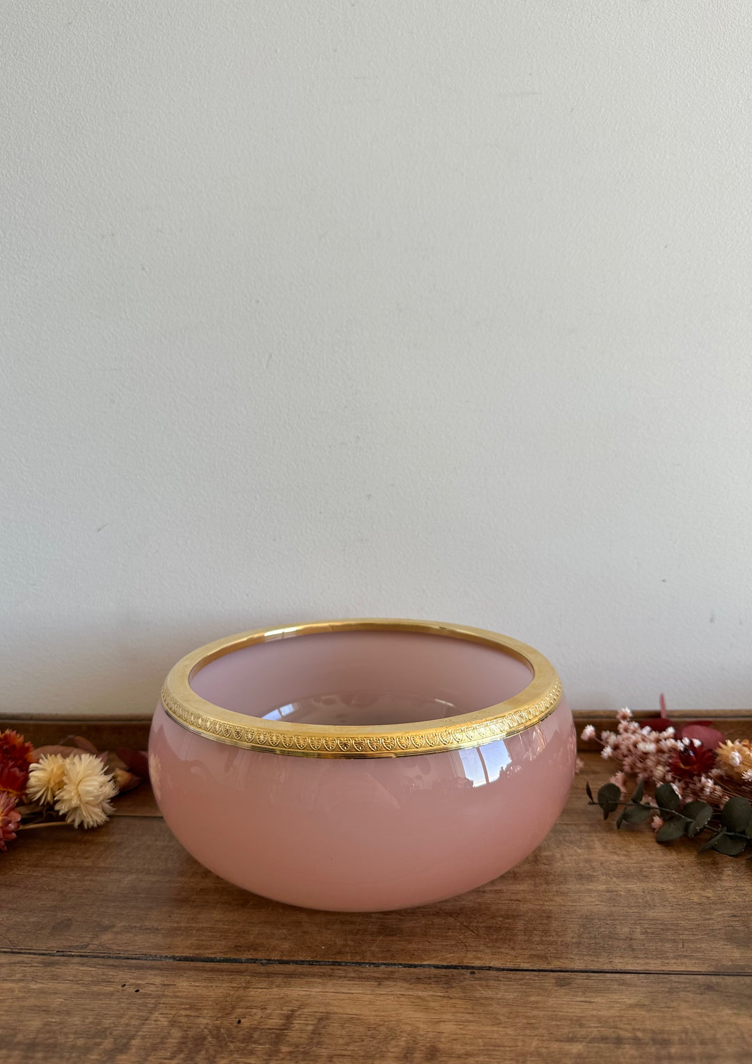 Saladier en opaline rose cerclé de bronze doré