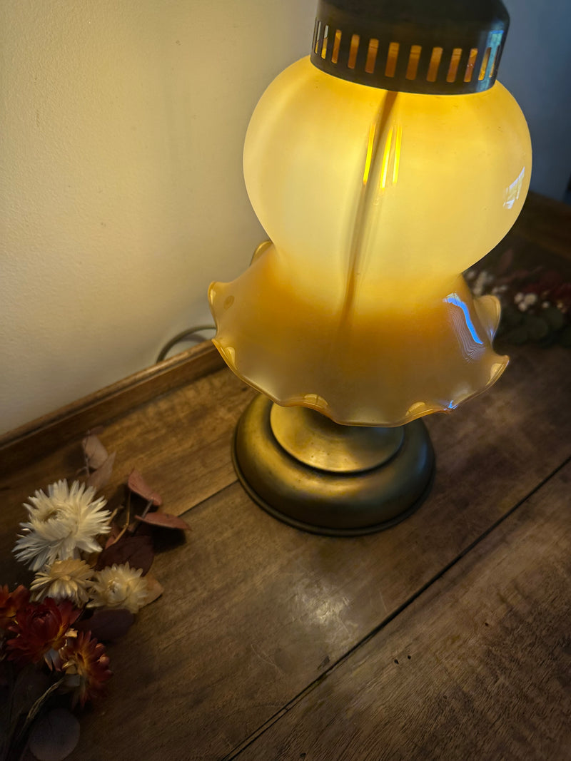 Lampe de table en laiton et opaline ton ambre