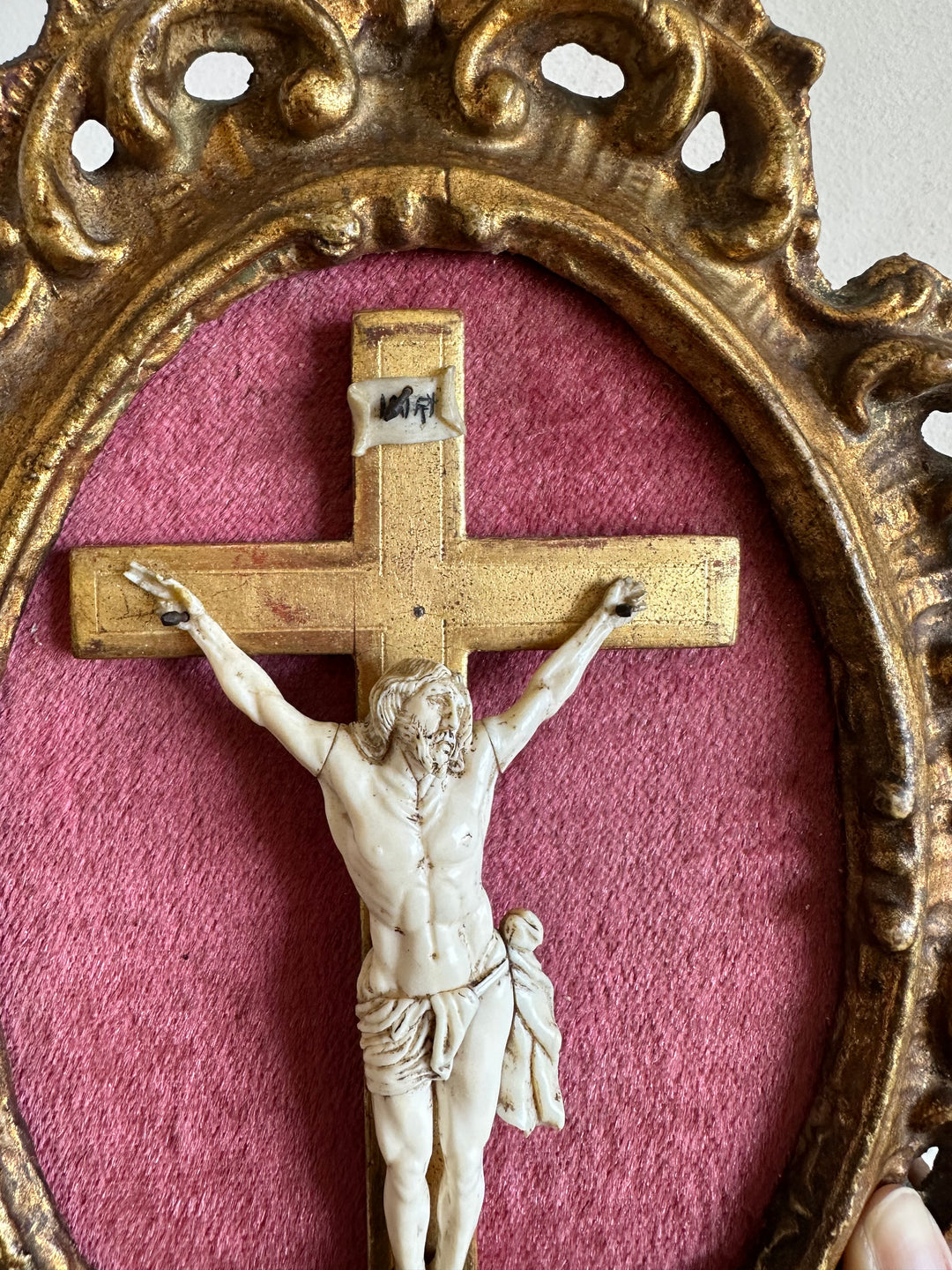 Crucifix en ivoire et bois encadré sur velours rose 19 eme