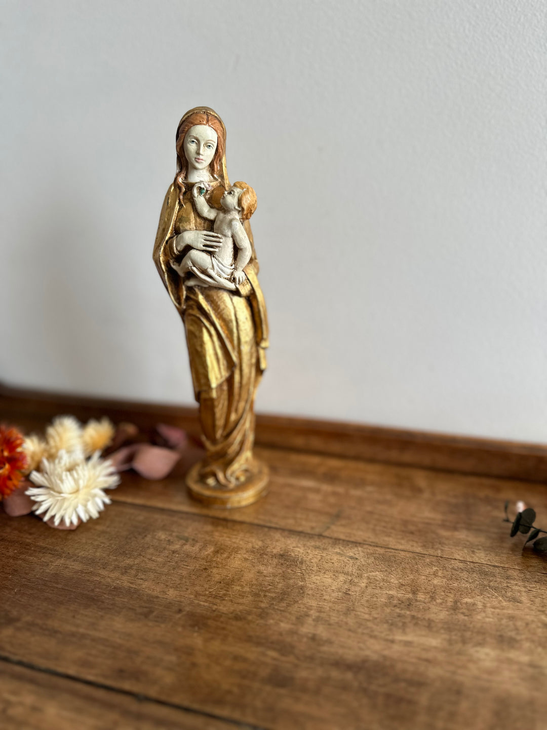 Statuette de la vierge et l'enfant en résine dorée peinte à la main