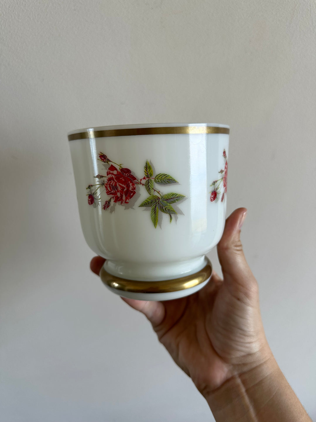 Cache-pot en opaline blanche motifs roses rouges