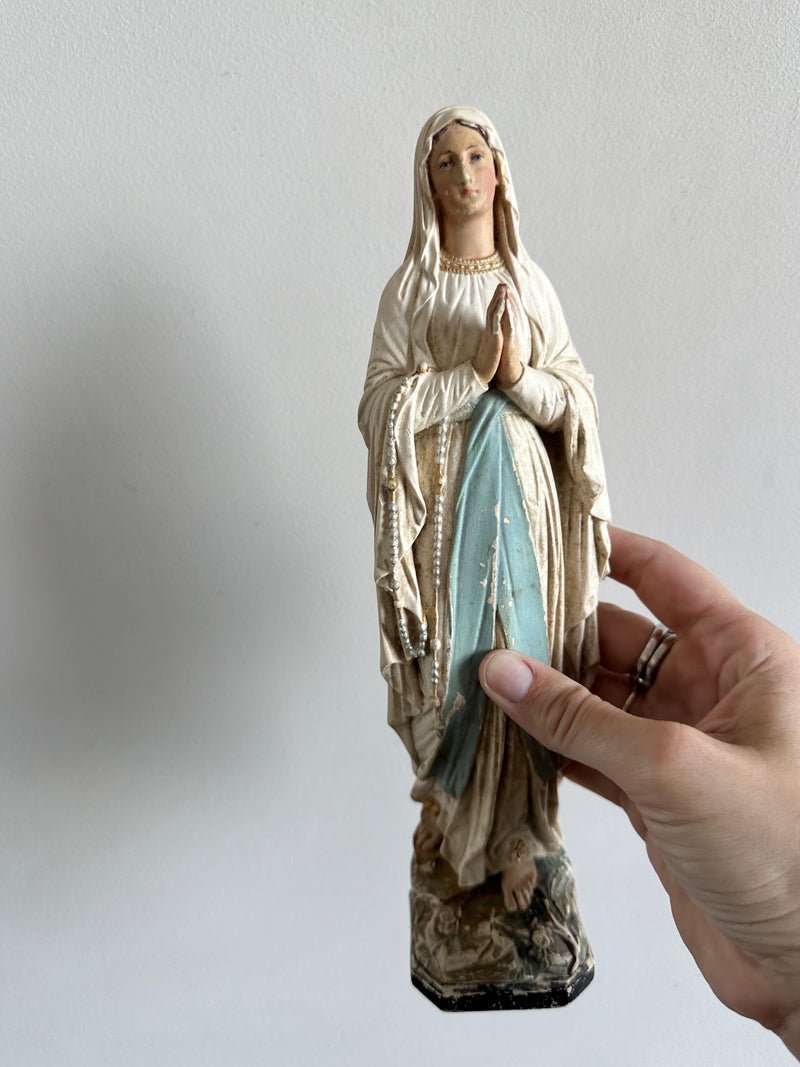 Statuette de la Sainte Vierge en plâtre fin XIX début XX ème