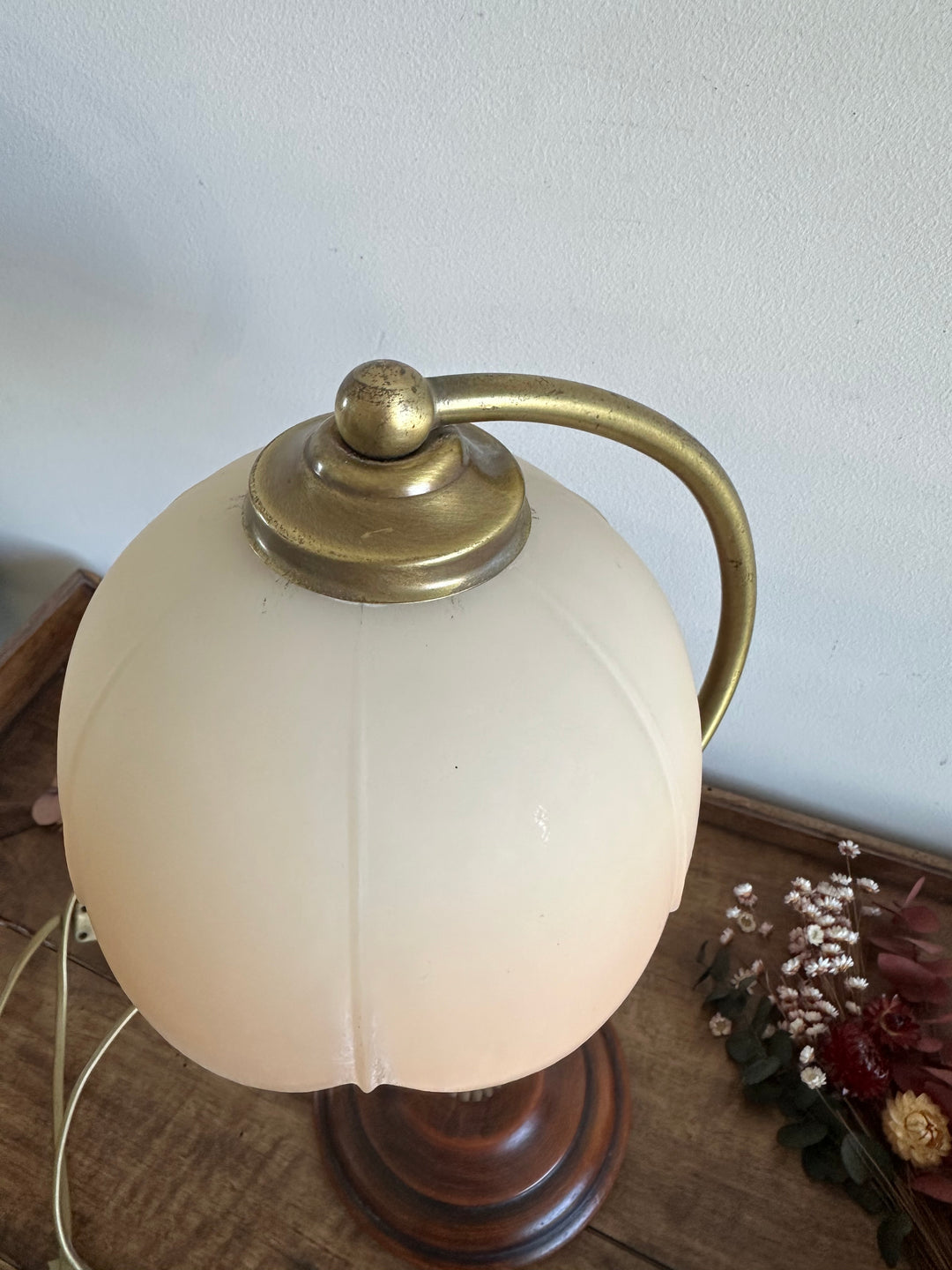 Lampe en laiton et bois globe tulipe couleur pêche poudrée