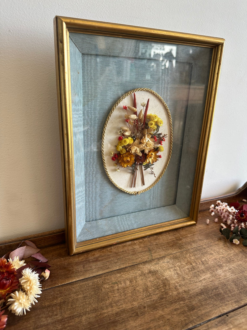 Fleurs séchées fond bleu cadre en bois rectangulaire