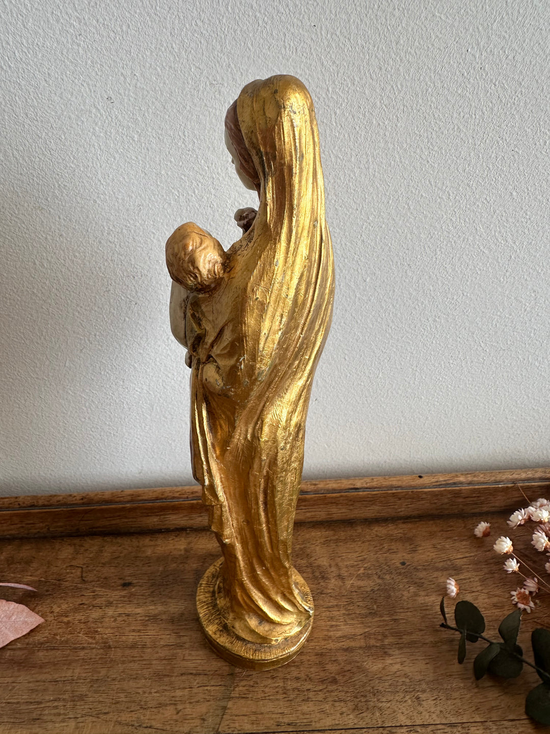 Statuette de la vierge et l'enfant en résine dorée peinte à la main