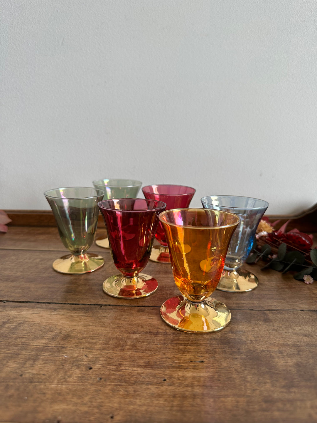 Verres à liqueur colorés sur pied dorés