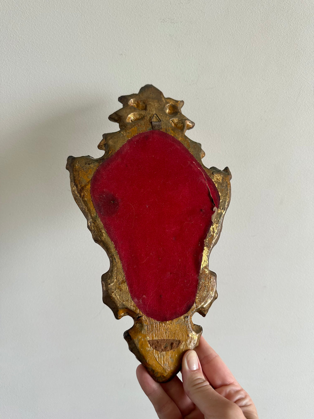 Miroir rocaille en bois doré