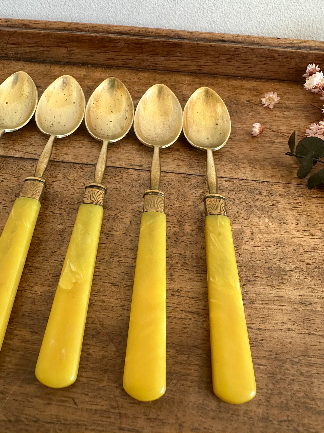 Couverts à dessert en bakélite jaune et laiton