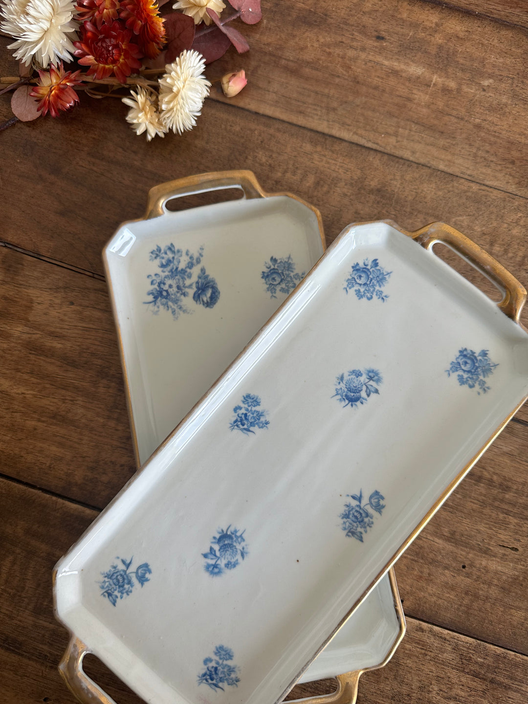 Plateau de service en porcelaine petites fleurs bleues années 50 signées Denbac