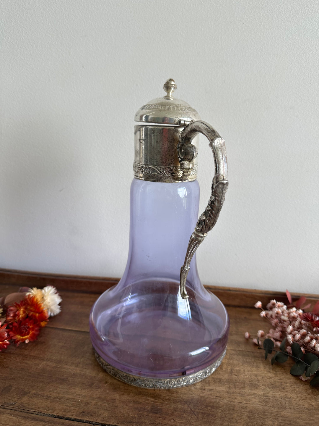 Carafe en verre violine bec et anse en métal argenté travaillés