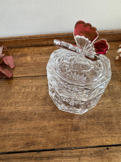 Bonbonnière en cristal de bohème surmontée d'un papillon rose