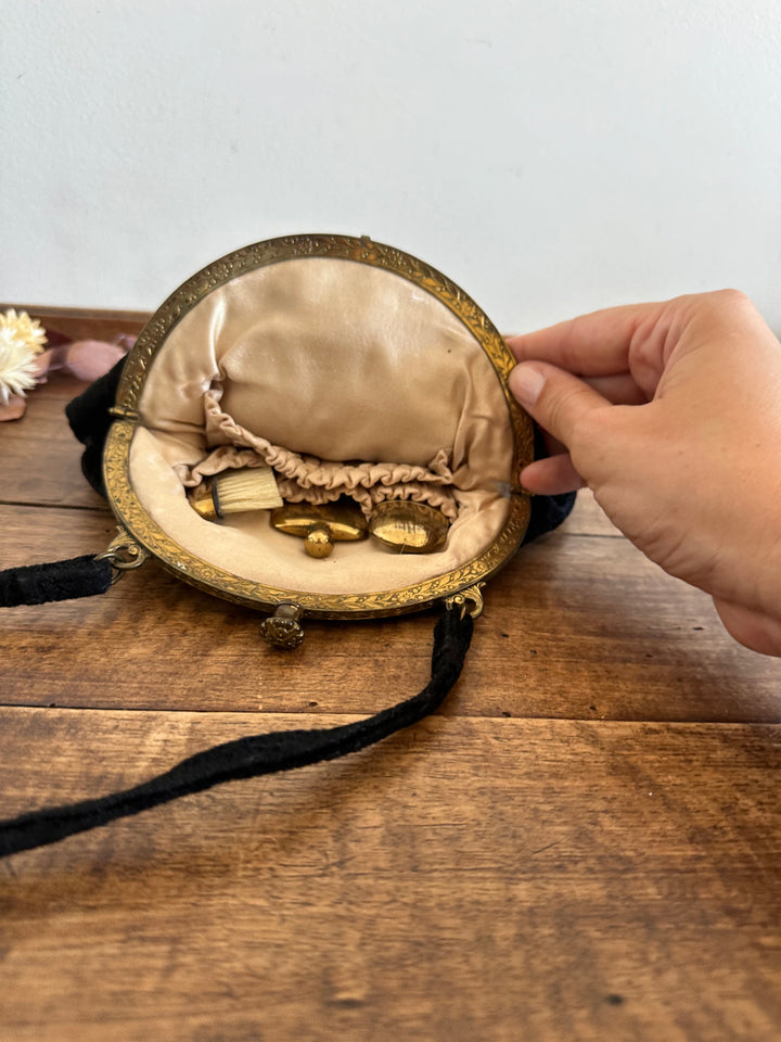 Petit sac à main années 1900 avec accessoires de beauté d'origine