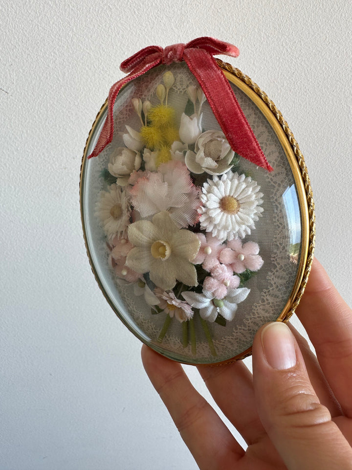 Fleurs séchées en tissu encadrées sous verre noeud rose velours