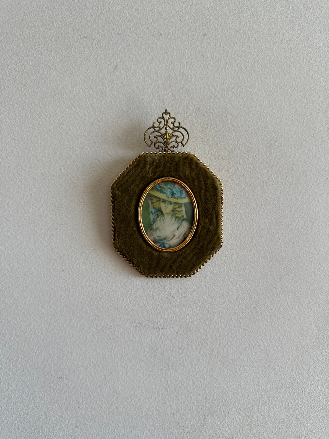 Portrait jeune femme dans médaillon octogonal en velours vert