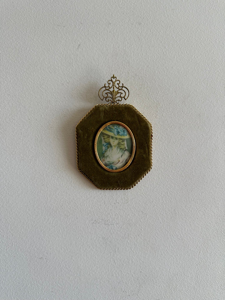 Portrait jeune femme dans médaillon octogonal en velours vert