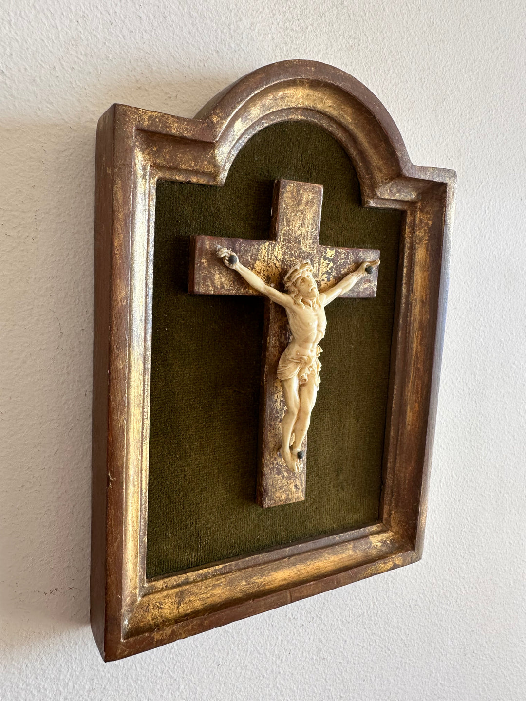 Crucifix en bois doré encadrement mordoré années 30