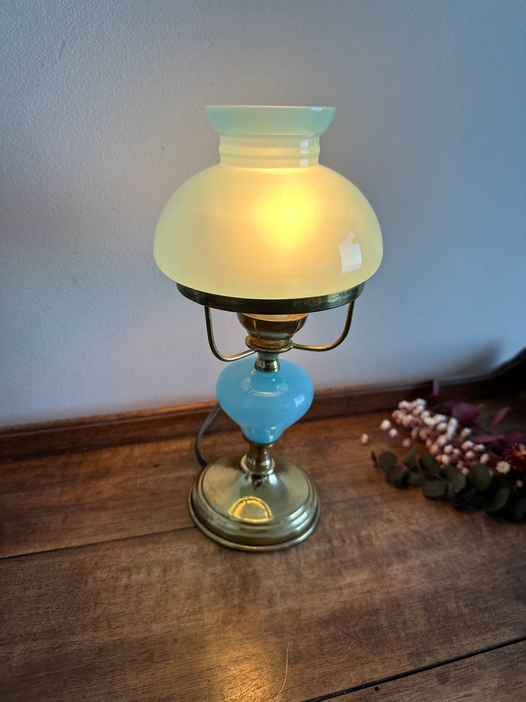 Lampe en laiton et opaline bleue taille mini