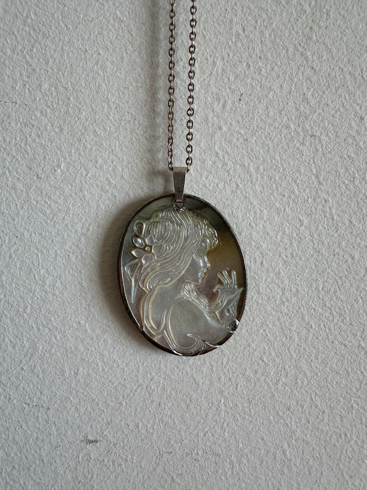 Médaillon collier en nacre et argent portrait jeune femme