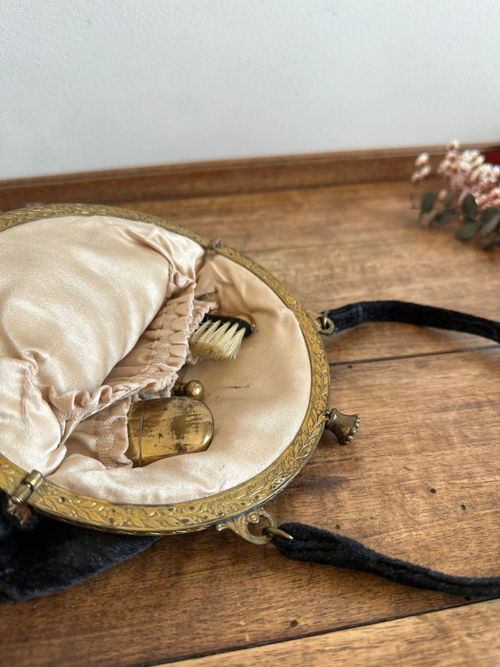 Petit sac à main années 1900 avec accessoires de beauté d'origine