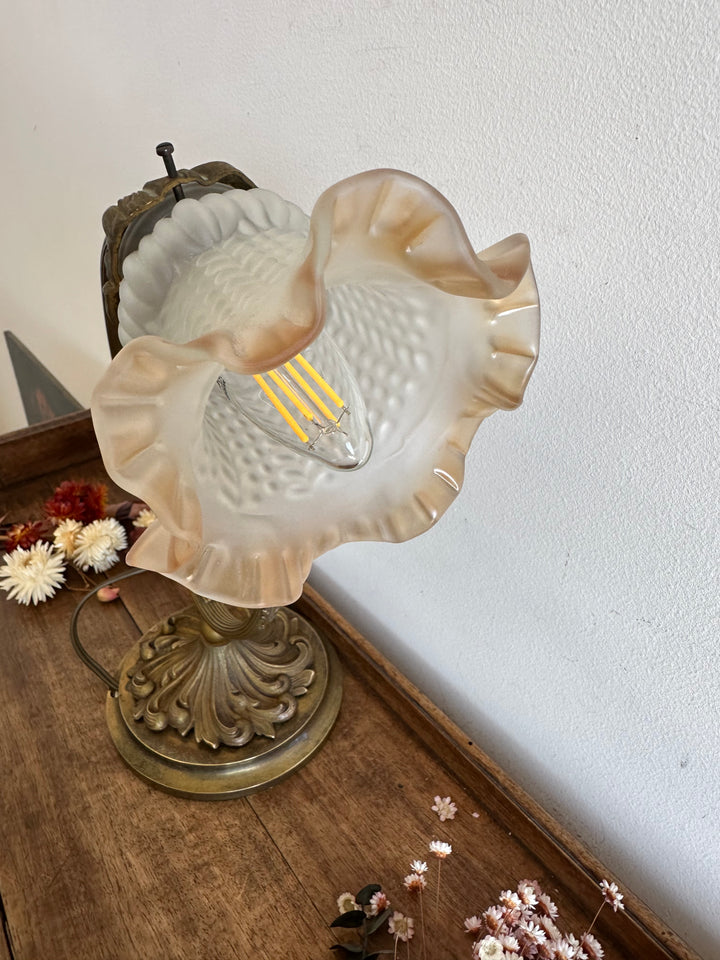 Lampe en bronze décorée de feuilles gravées globe en verre tulipe orangé