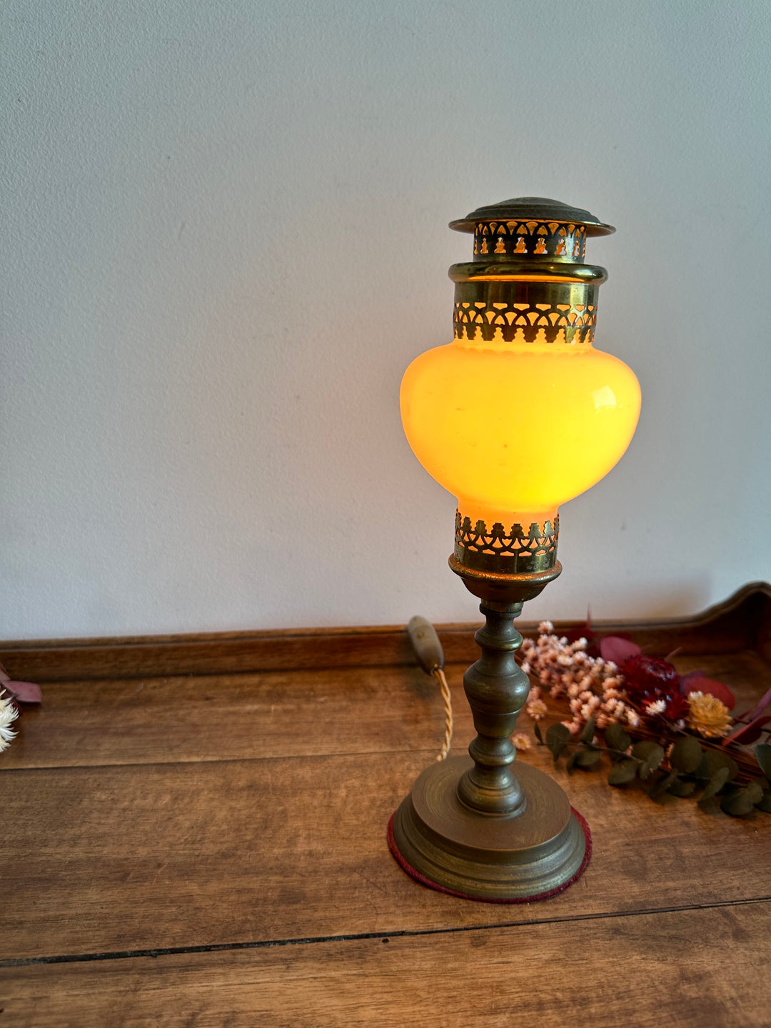 Lampe de bureau Laiton & Opaline satiné, femme à l'antique noeuds de rubans Lampe de bureau Laiton & Opaline satiné, femme à l'antique noeuds de rubans