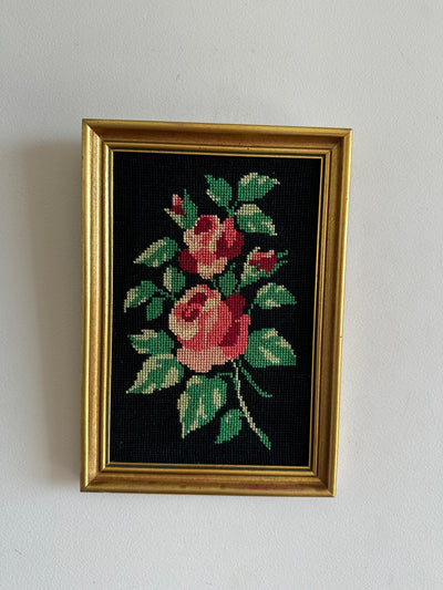 Broderie roses rectangulaires fond noir cadre doré