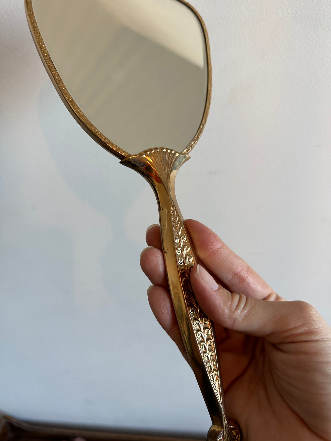 Ensemble de toilette en laiton repoussé et dentelle fleurie années 50