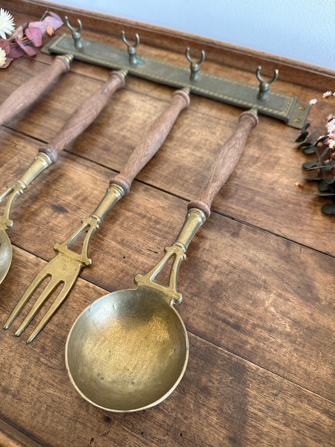 Ustensiles de cuisine en laiton et bois avec présentoir mural en laiton