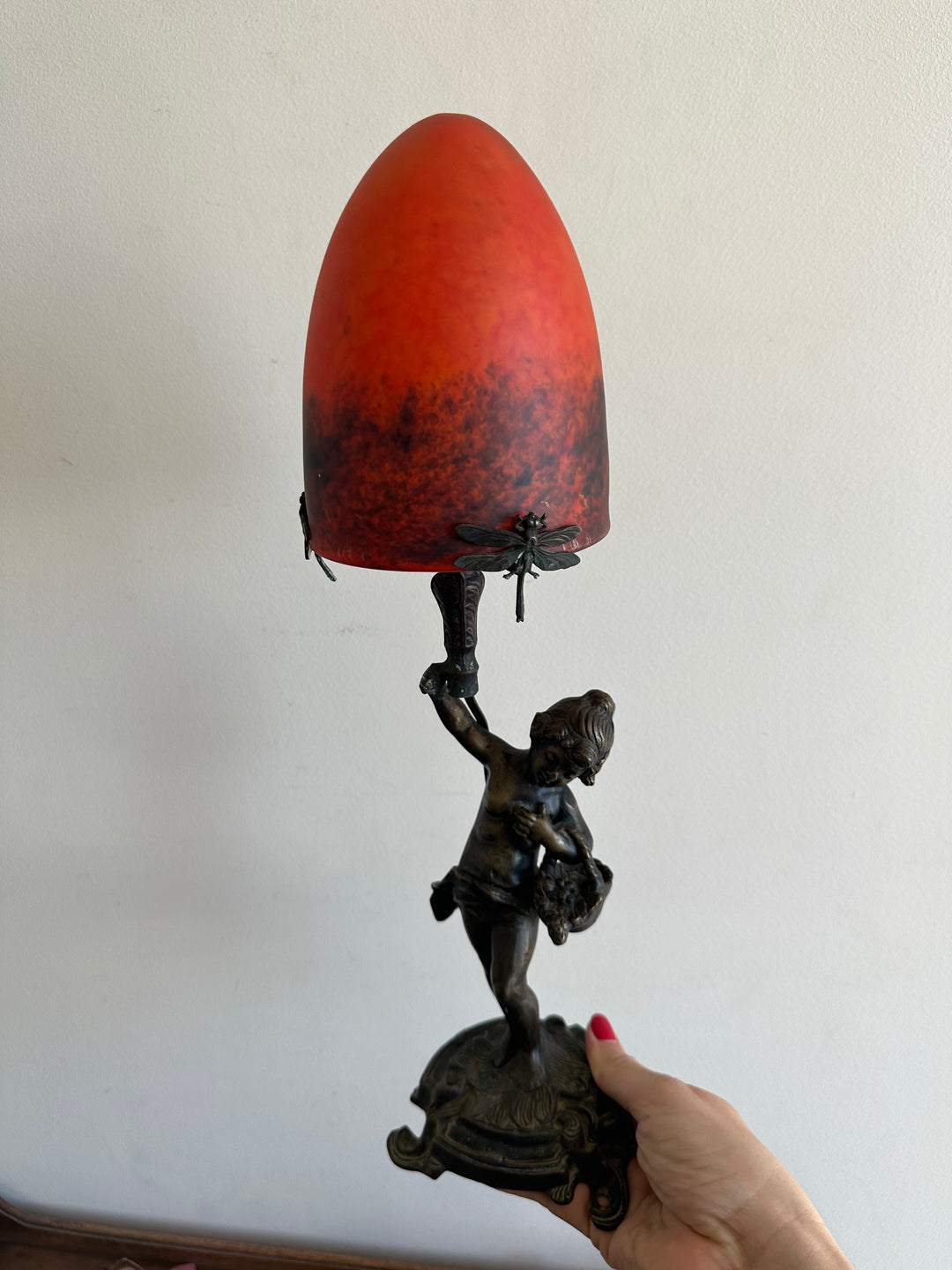 Lampe en bronze fillette au panier globe en verre rouge