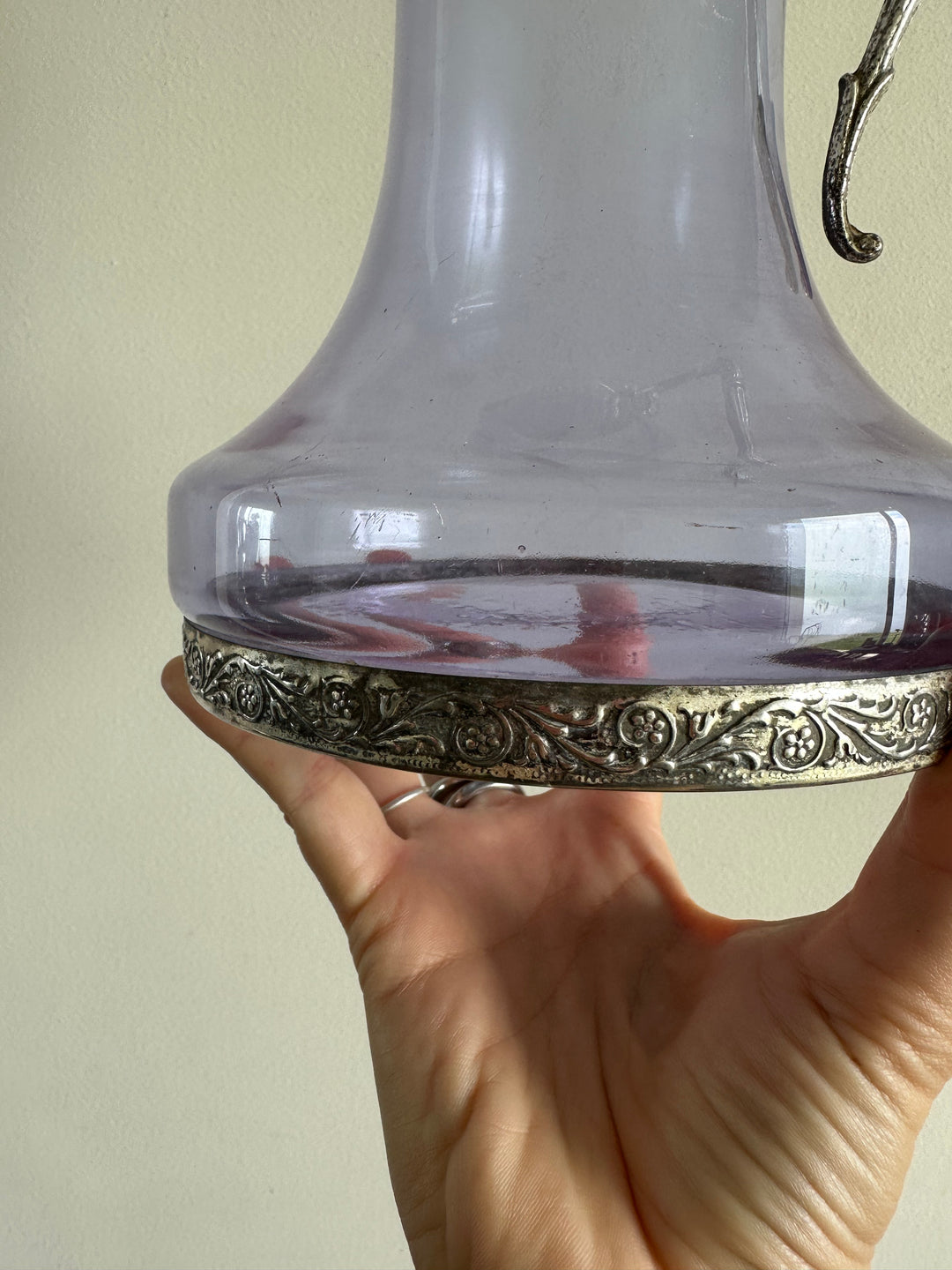 Carafe en verre violine bec et anse en métal argenté travaillés