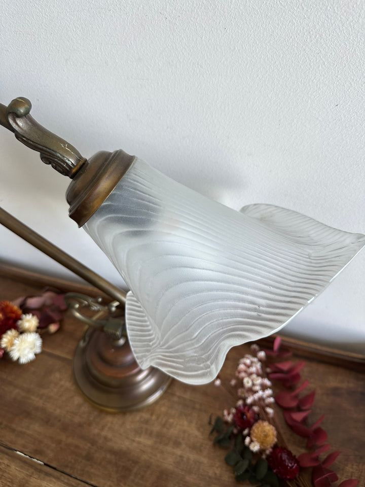 Lampe col de cygne bois et laiton globe tulipe blanc