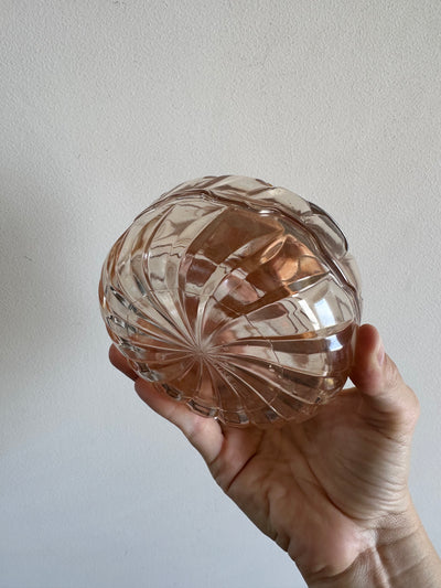 Bonbonnière en verre ornement rose sculpté