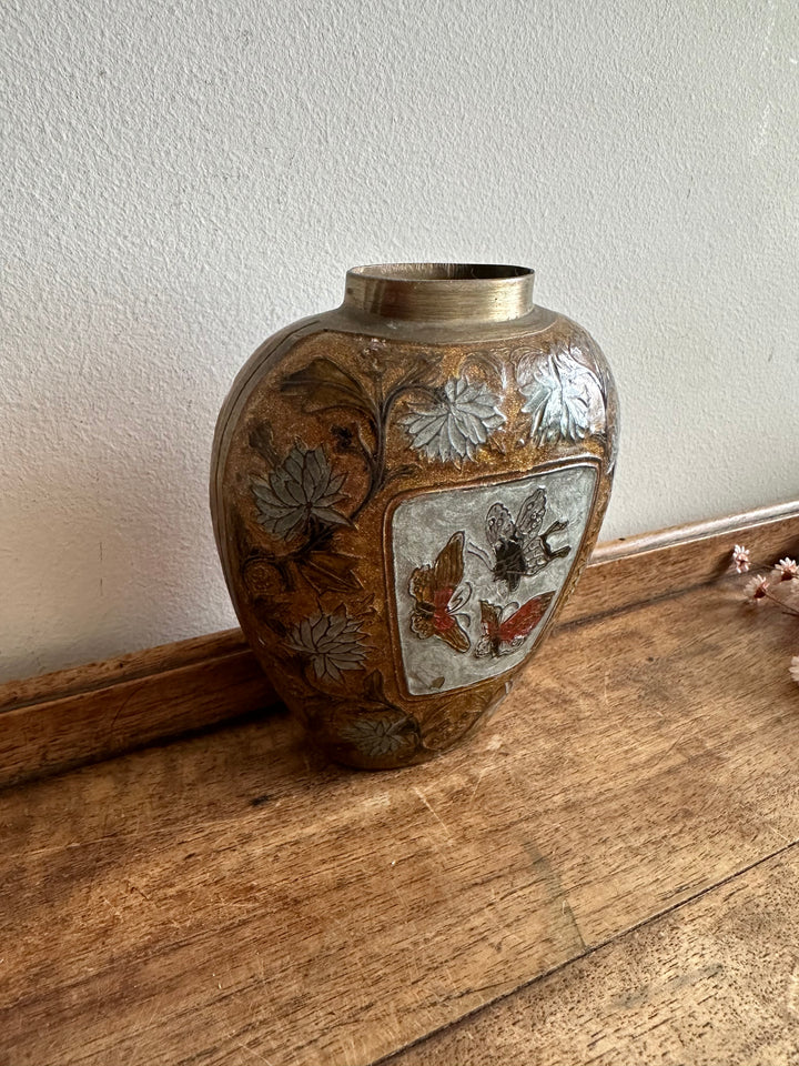 Vase en laiton émaillé motifs papillons