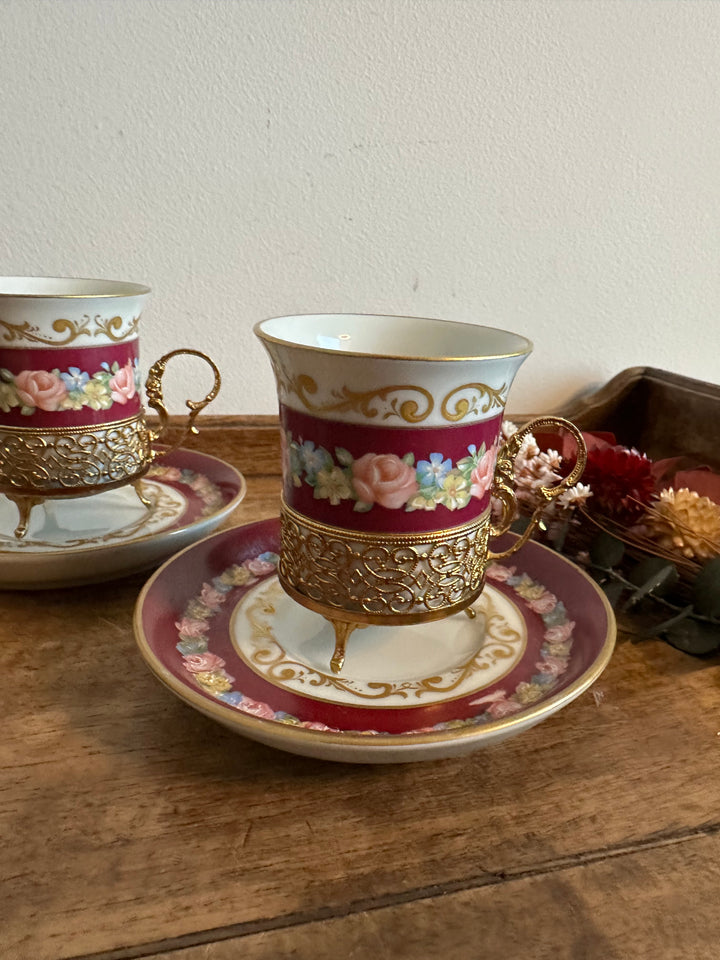 Tasses à café en porcelaine Décor de Paris armature en métal doré années 50