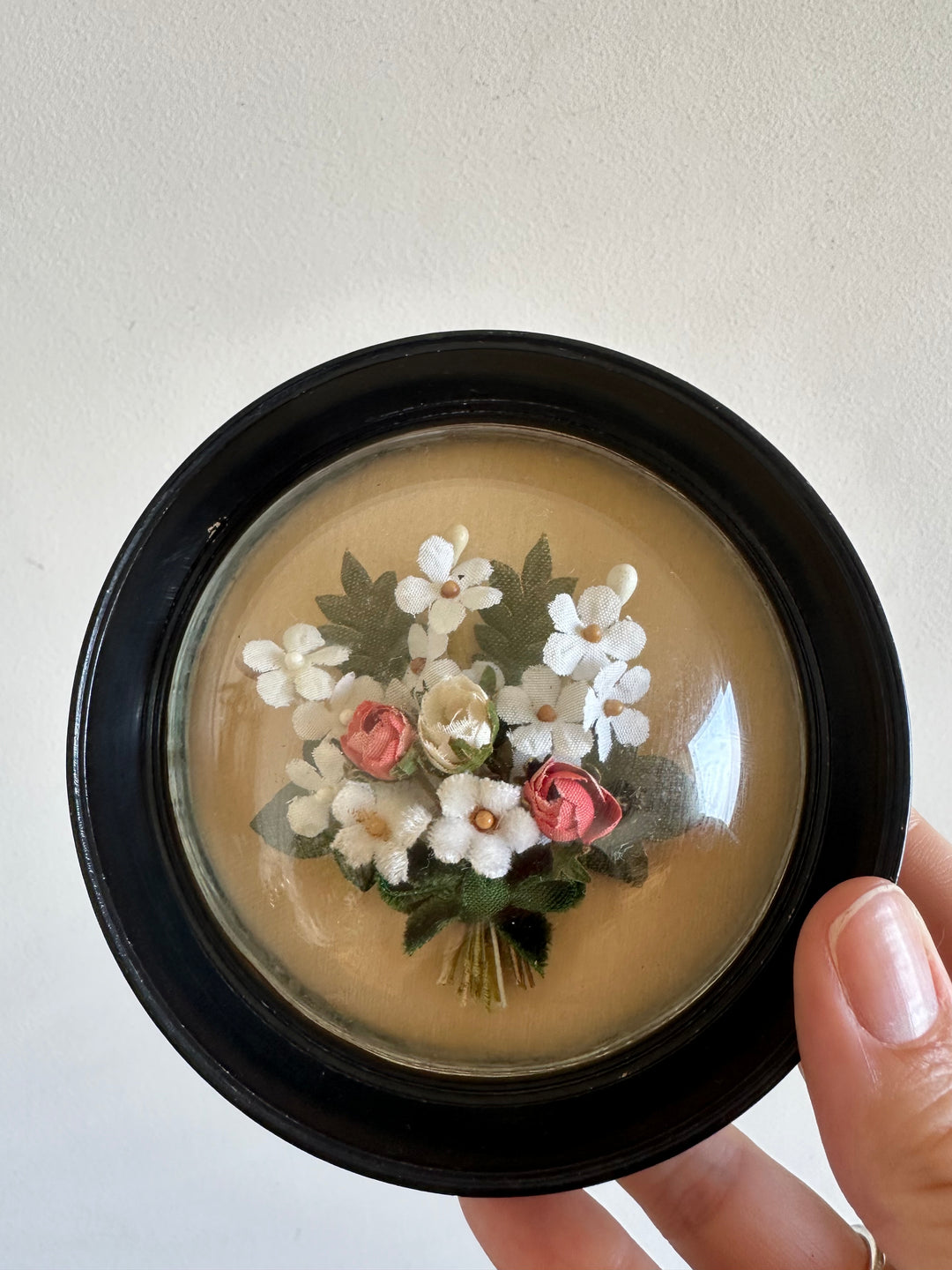 Fleurs en tissu sous verre bombé cadre rond noir