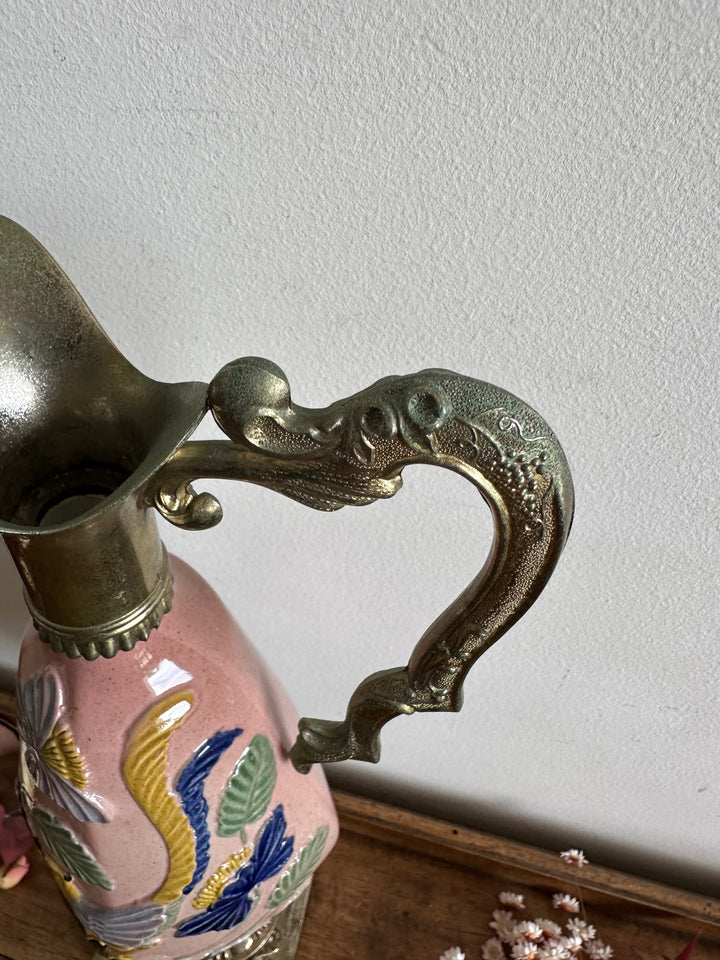 Carafe sur pied émaillée motifs oiseaux en relief