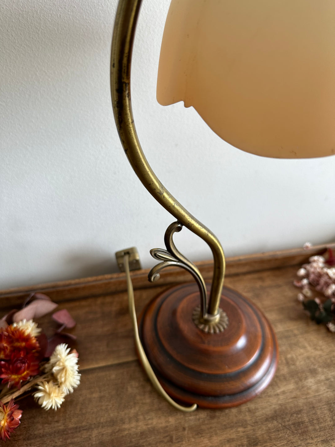 Lampe en laiton et bois globe tulipe couleur pêche poudrée