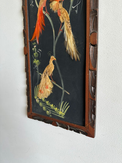 Composition botanique oiseaux et perruches en plume sur ardoise