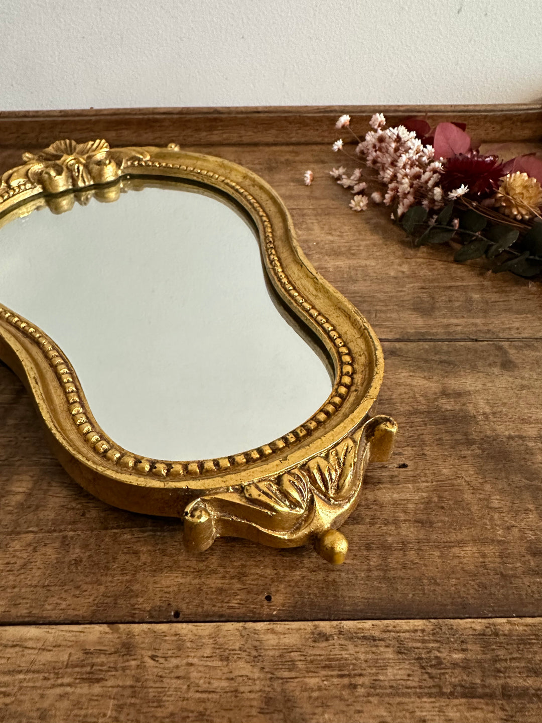 Miroir en bois et stuc fronton fleur doré à la feuille