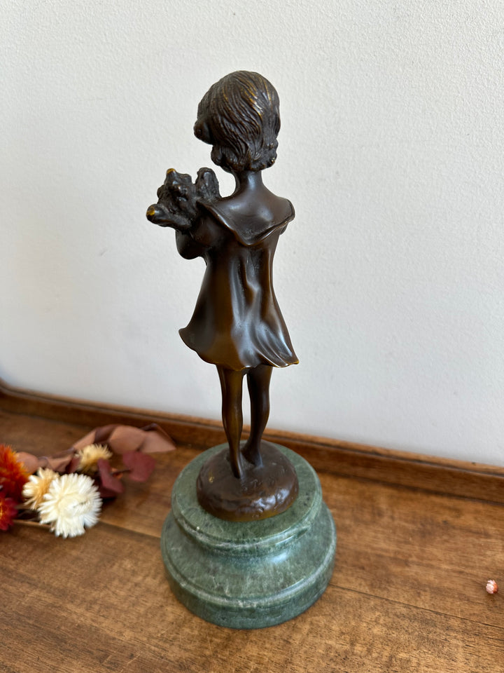 Statuette signée petite fille aux fleurs en bronze 1910