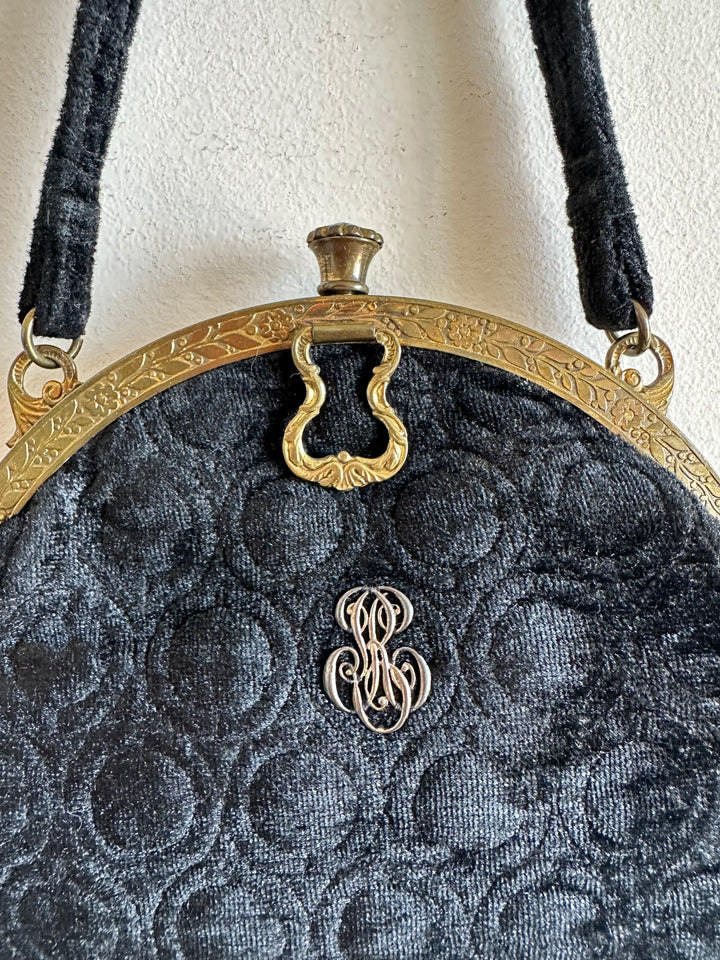 Petit sac à main années 1900 avec accessoires de beauté d'origine