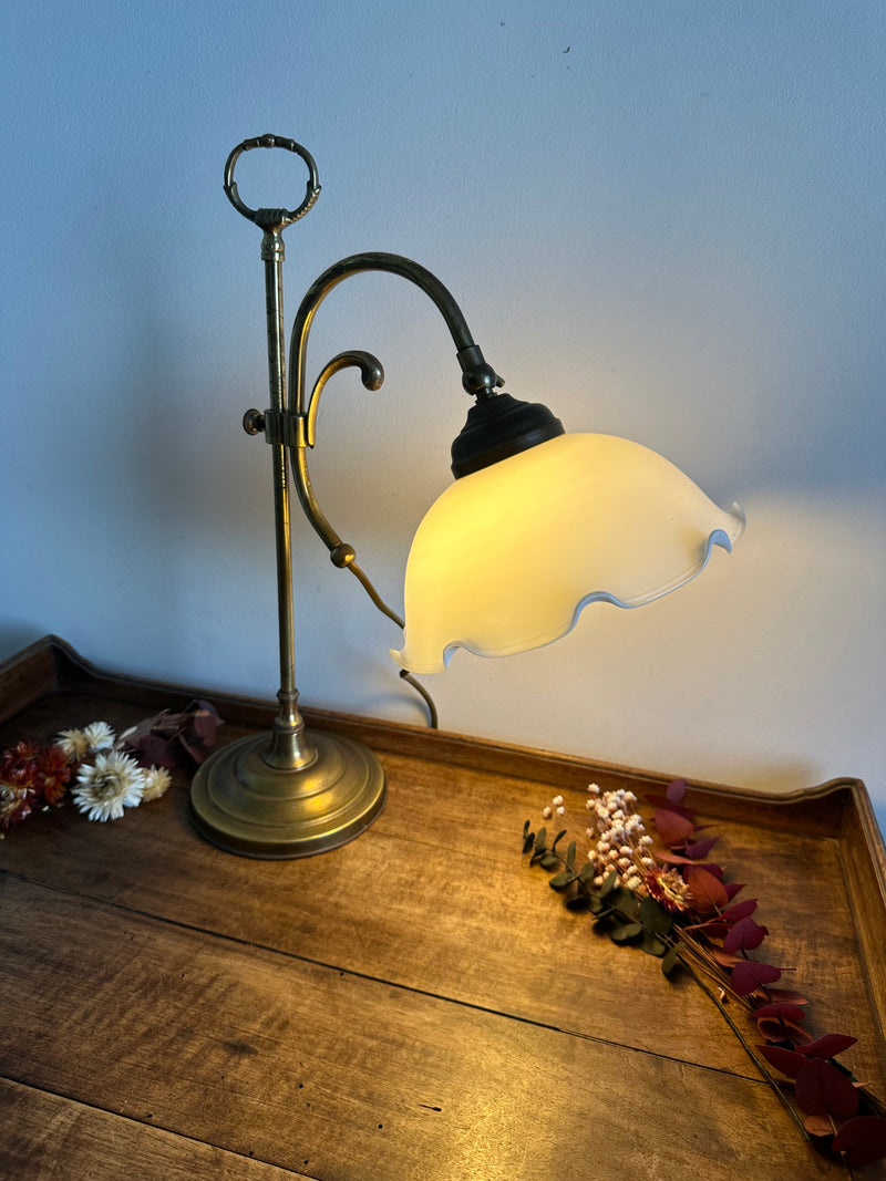 Lampe en laiton et opaline blanche