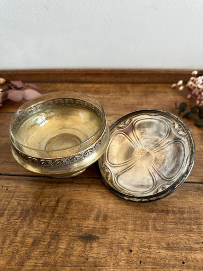 Bonbonnière sur pied en métal argenté et verre avec couvercle