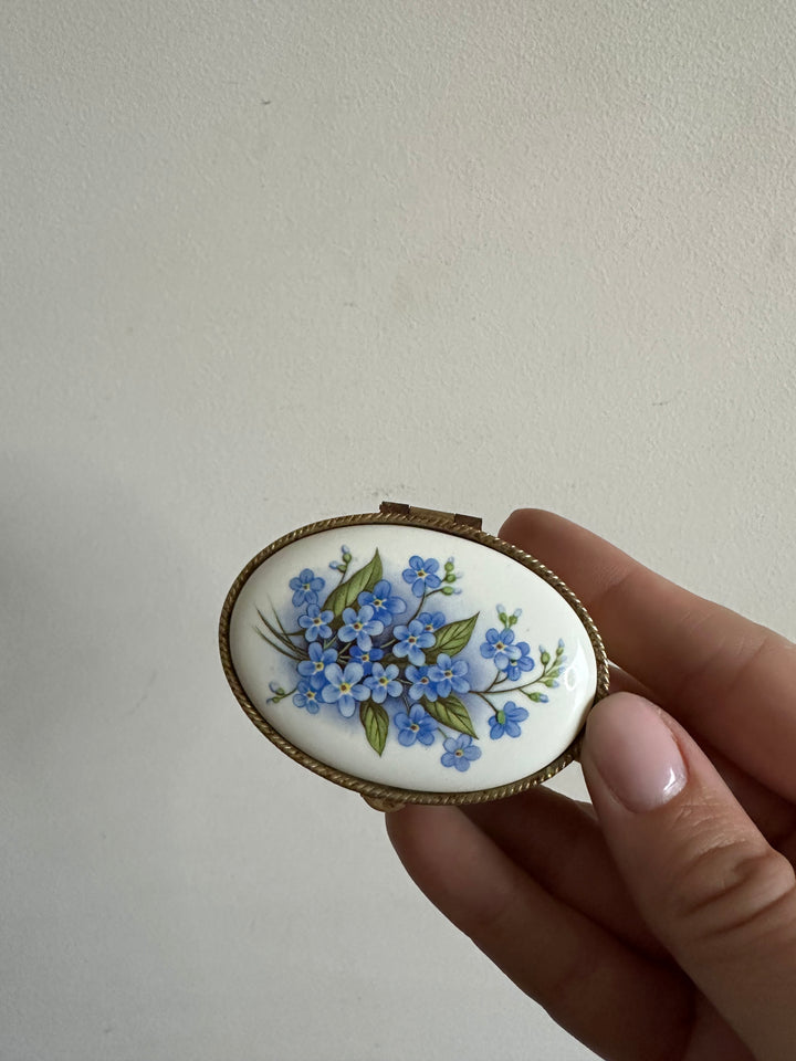 Piluliers en métal et porcelaine décorés de fleurs