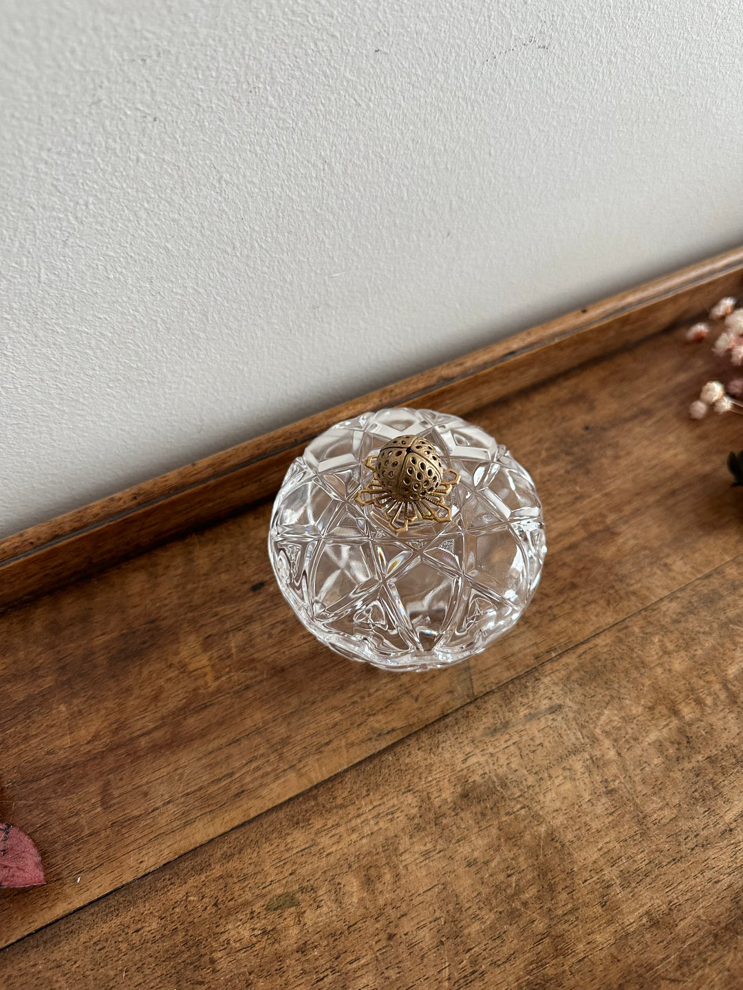 Bonbonnière en cristal surmontée d'une petite fraise