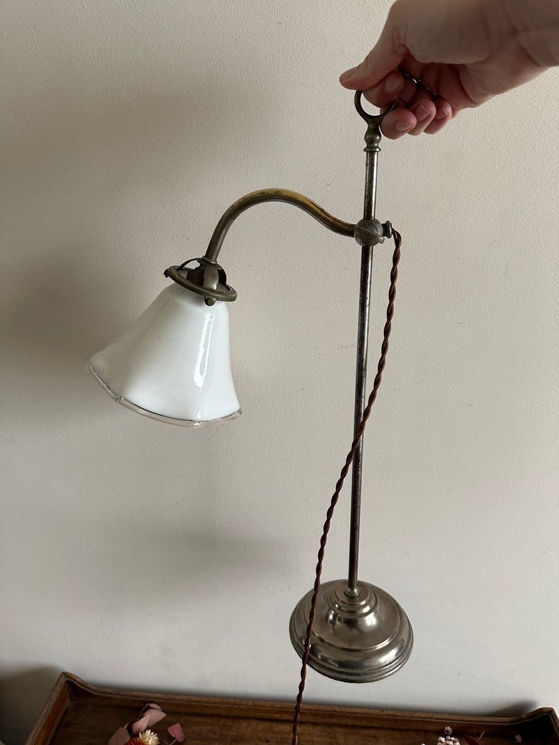 Lampe en acier et opaline blanche années 50