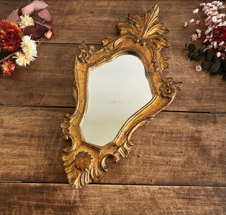 Miroir rocaille en bois doré