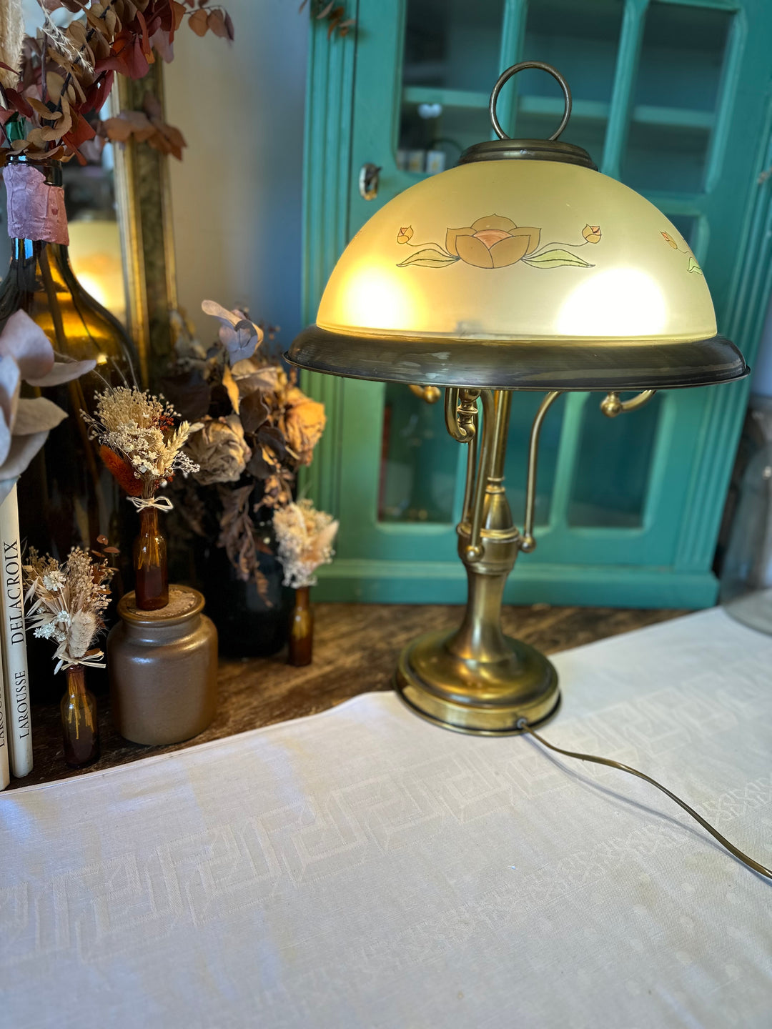 Lampe en laiton globe coupelle gravée de fleurs roses